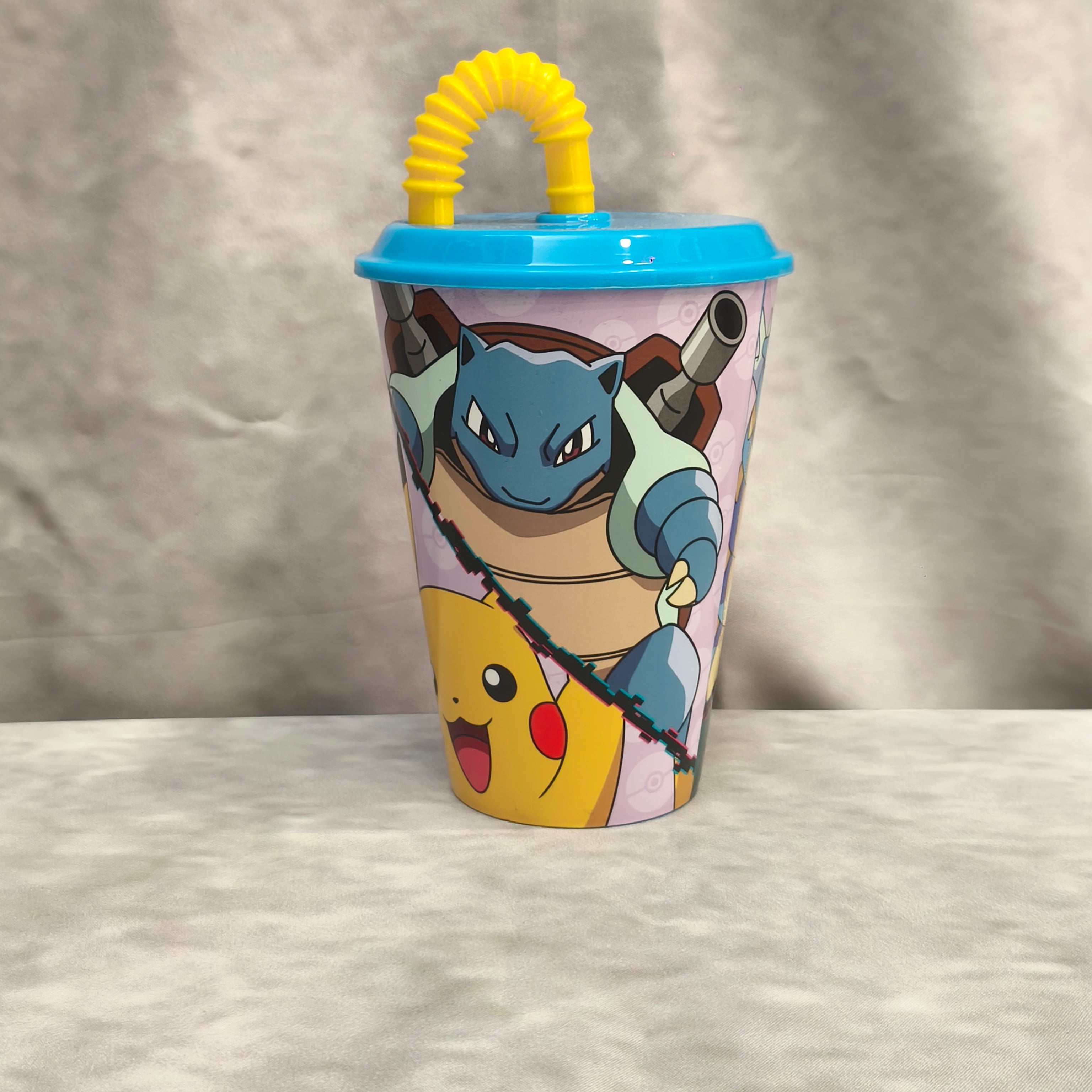 Bicchiere di plastica con cannuccia e coperchio dei pokemon