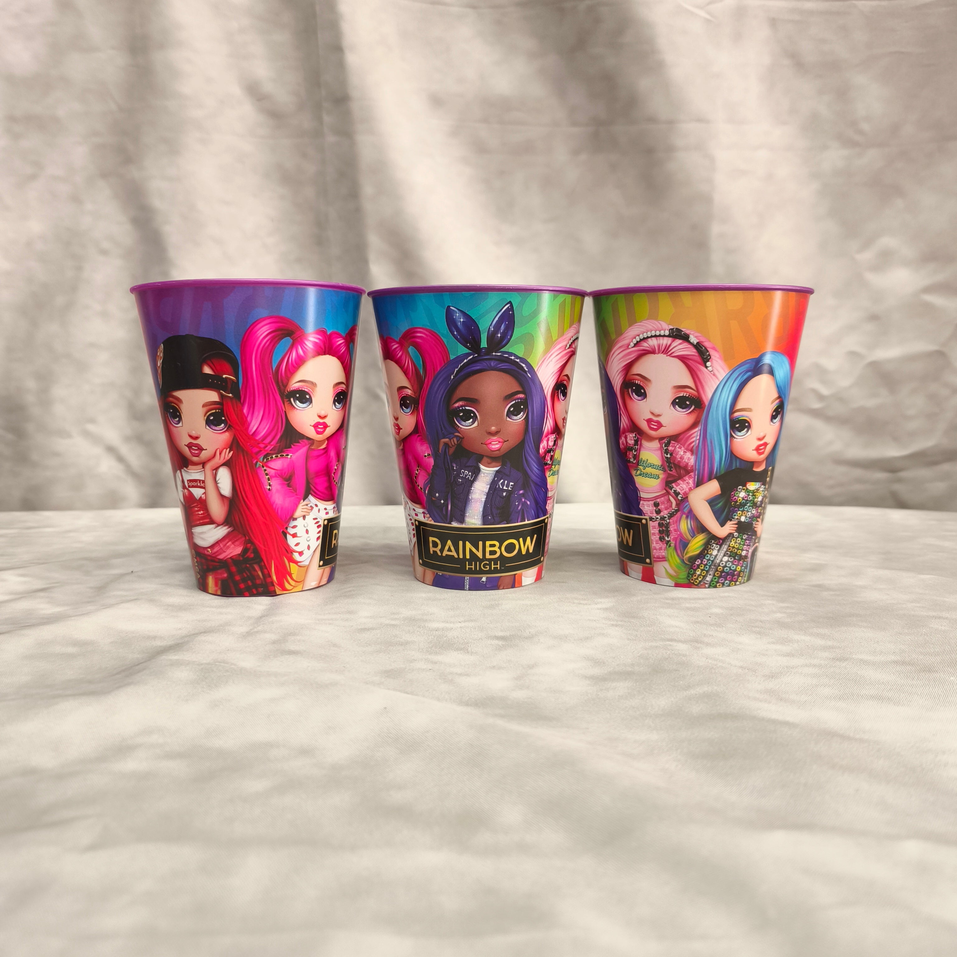 Bicchiere di plastica con bamboline rainbow